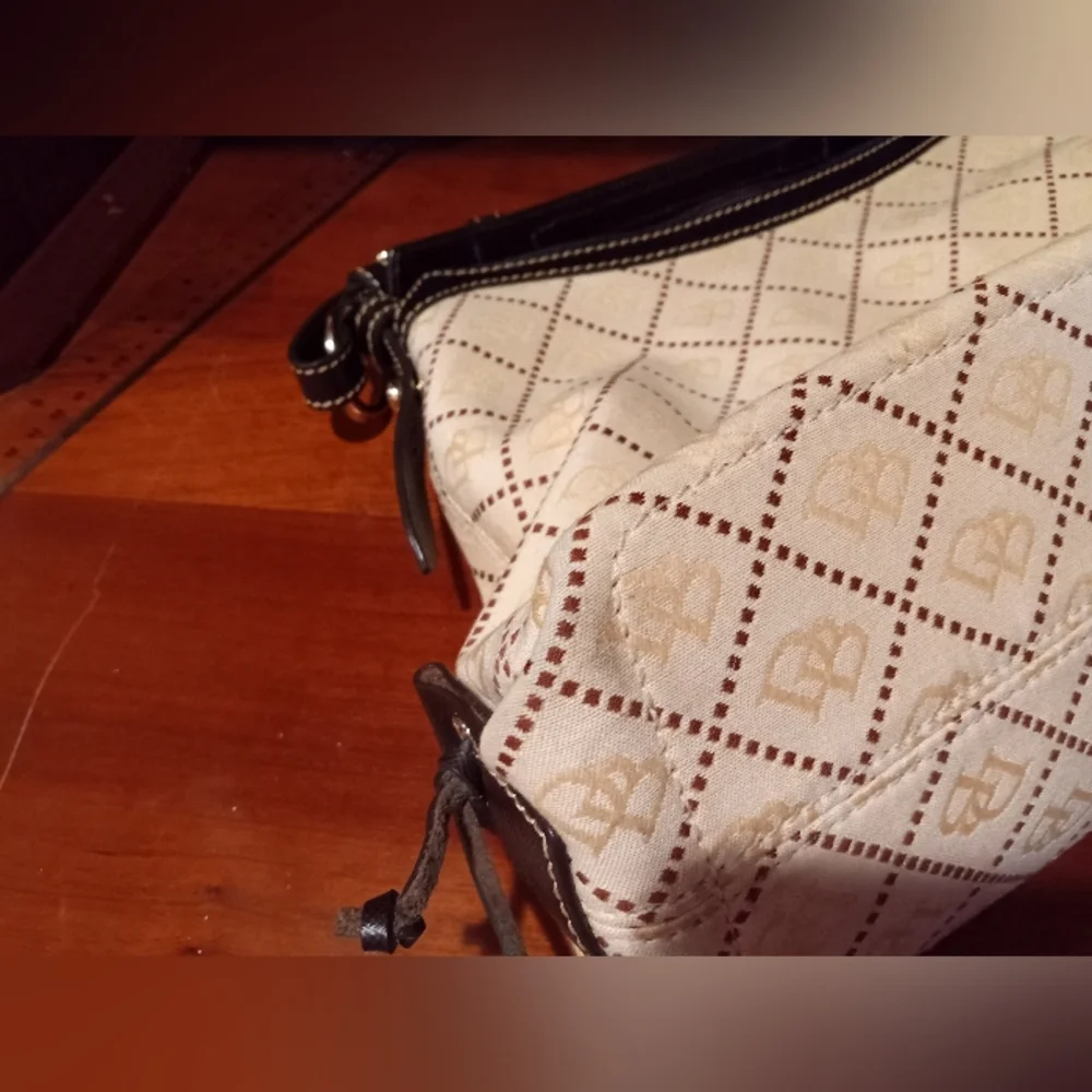 Dooney&Bourke East West Slouch Shoulder Bag. Canvas Signature Fabric. Like New